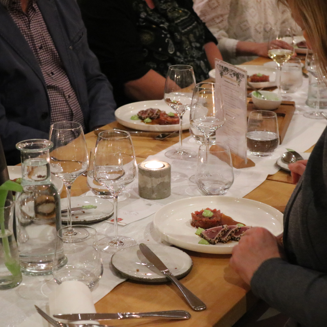 Eine Schachtel Austern mit einem Etikett, auf dem steht „ged“