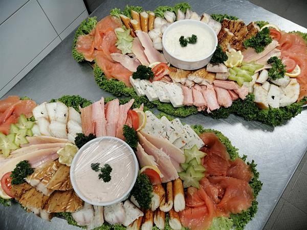 Zwei Tabletts mit Essen auf einem Tisch mit einer Schüssel Dip-Sauce