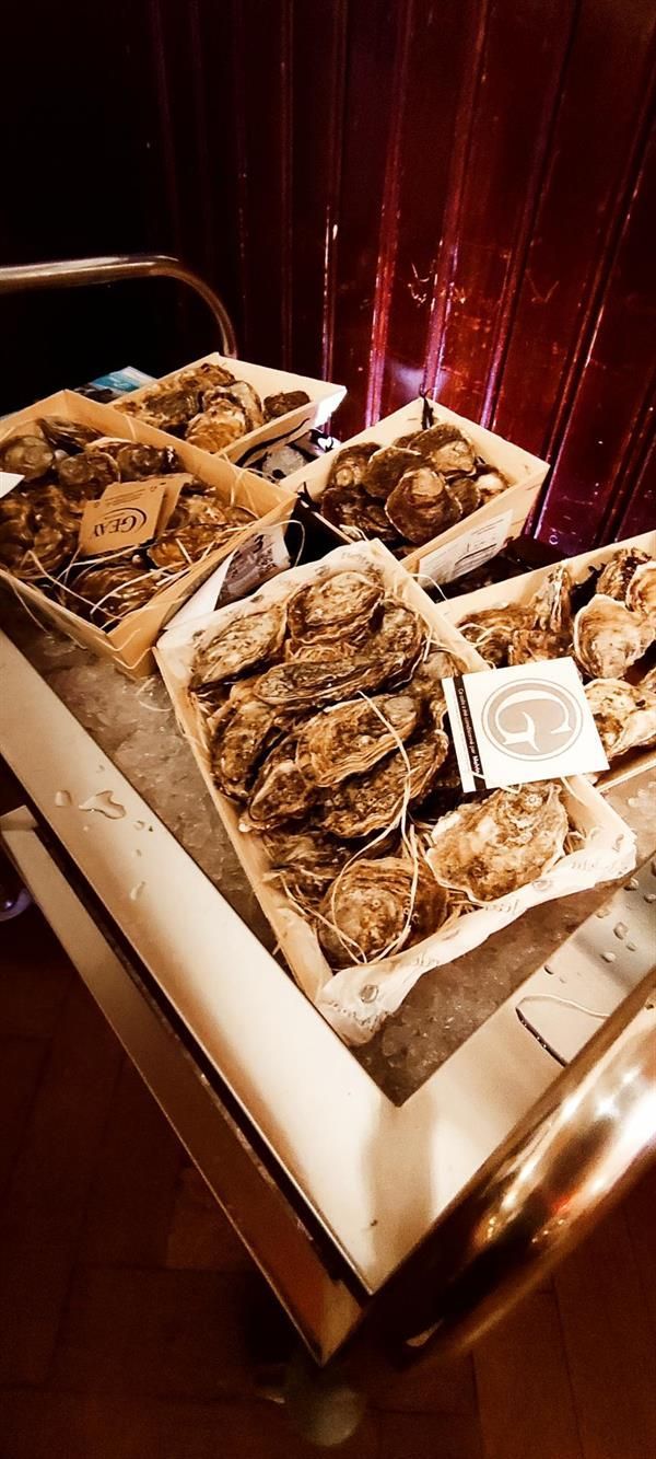 Auf einem Tisch steht ein Tablett mit Keksen.