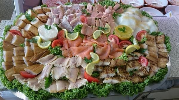 Ein Tablett mit Essen mit Salat und Zitronen darauf