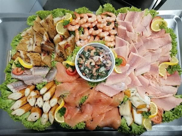 Ein großes Tablett mit verschiedenen Fleisch- und Gemüsesorten.