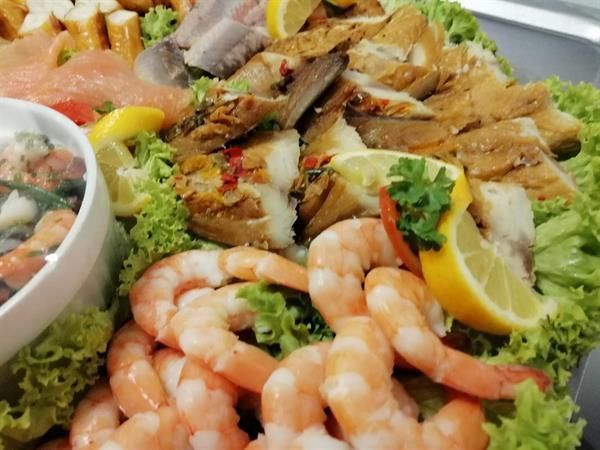 Eine Nahaufnahme von einem Teller mit Essen mit Garnelen und Salat