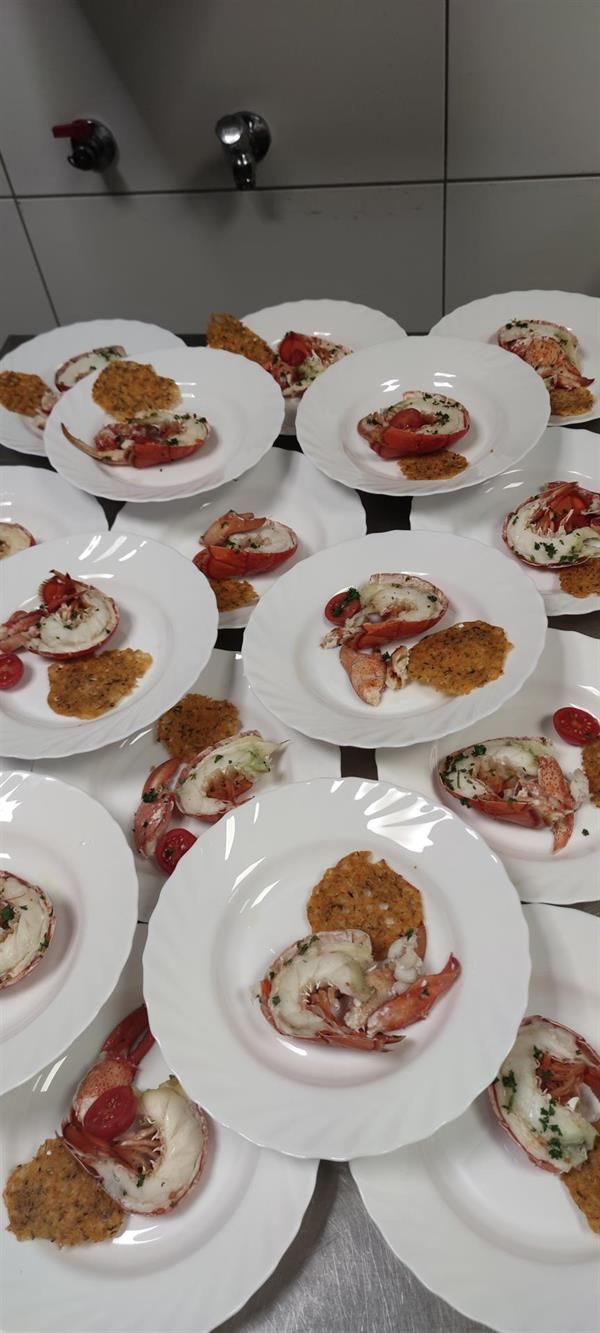 Auf einem Tisch stehen mehrere Teller mit Essen.