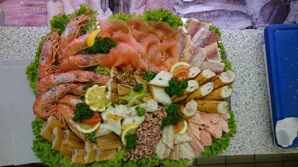 Ein Tablett mit Meeresfrüchten und Gemüse auf einem Tisch.