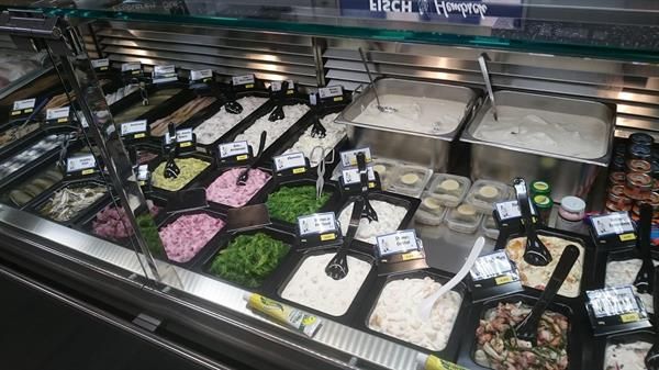 Eine Vitrine mit vielen verschiedenen Arten von Lebensmitteln.