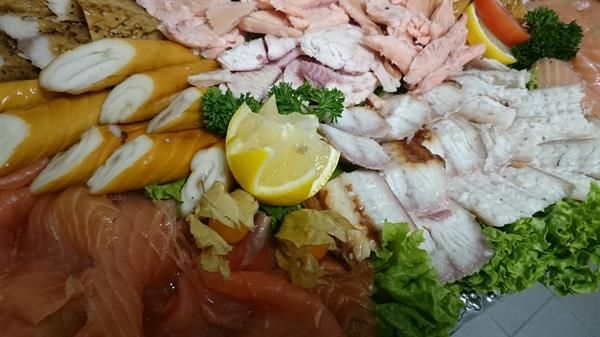 Eine Nahaufnahme eines Tellers mit Essen und einer Zitrone darauf.