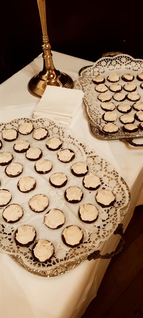 Zwei Tabletts mit Keksen stehen auf einem Tisch