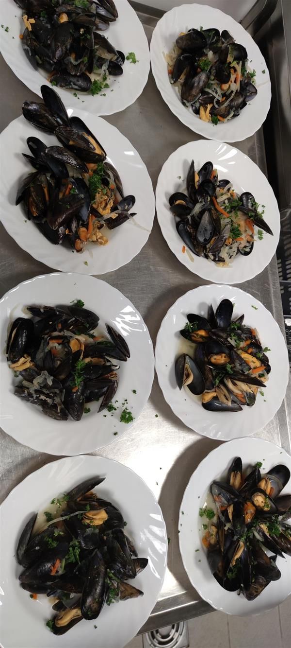 Auf einem Tisch stehen mehrere Teller mit Essen.