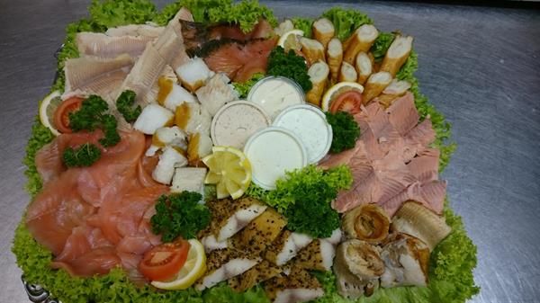 Ein Tablett mit Fleisch und Gemüse auf einem Tisch.