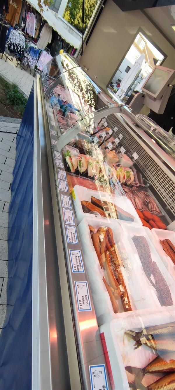 Eine Vitrine mit vielen Lebensmitteln in einem Geschäft.