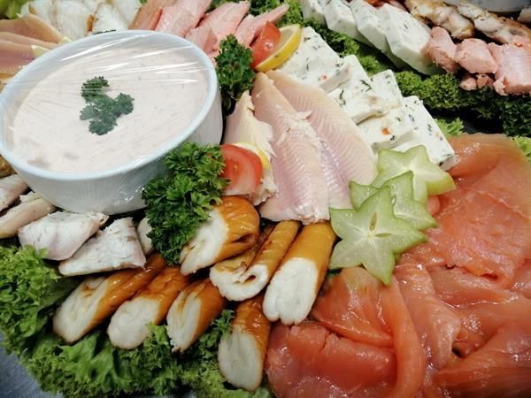 Ein Teller mit Essen und einer Schale Dip-Sauce