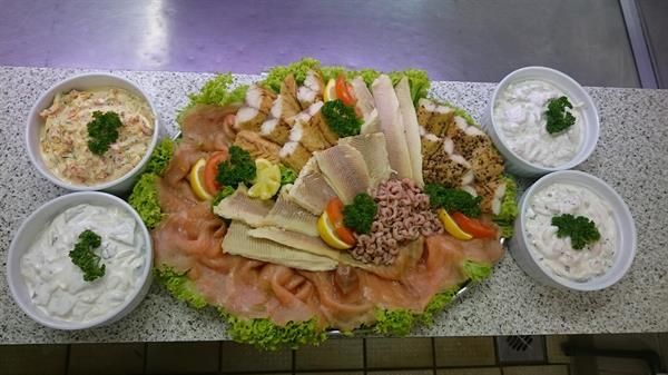 Ein Teller mit Essen und verschiedenen Soßen auf einer Theke.