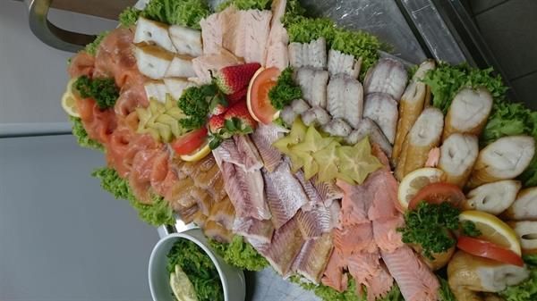 Auf einem Tisch steht ein großes Tablett mit Essen.