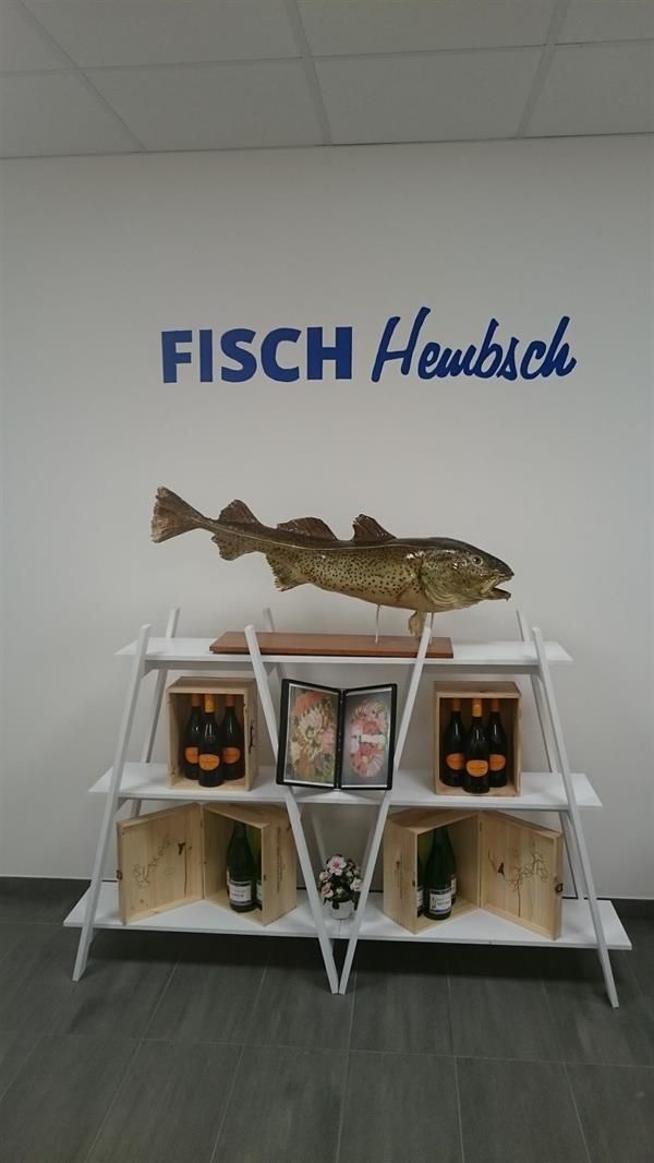 Ein Regal mit einem Fisch darauf und dem Wort Fisch an der Wand