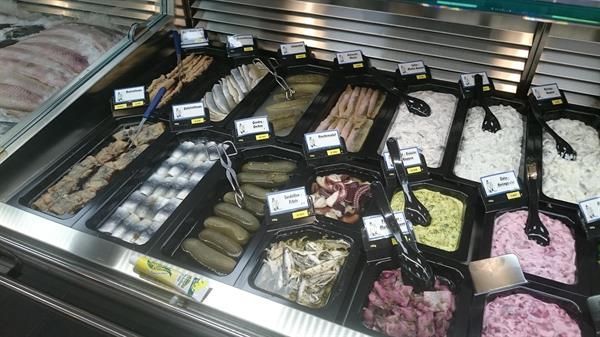 Eine Vitrine mit vielen verschiedenen Arten von Lebensmitteln