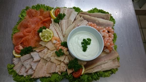 Ein Tablett mit Essen und einer Schüssel saurer Sahne auf einem Tisch.