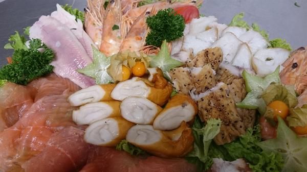 Ein Teller mit vielen verschiedenen Arten von Essen darauf.