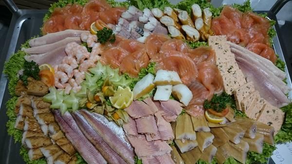 Ein Tablett mit verschiedenen Fleisch- und Gemüsesorten.