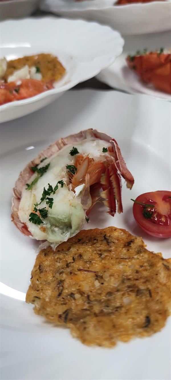 Ein weißer Teller mit einem Stück Essen und Tomaten