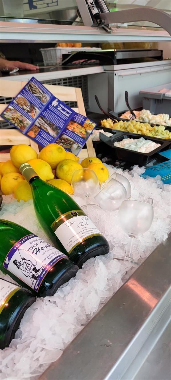 In einem Restaurant stehen Weinflaschen auf Eis.