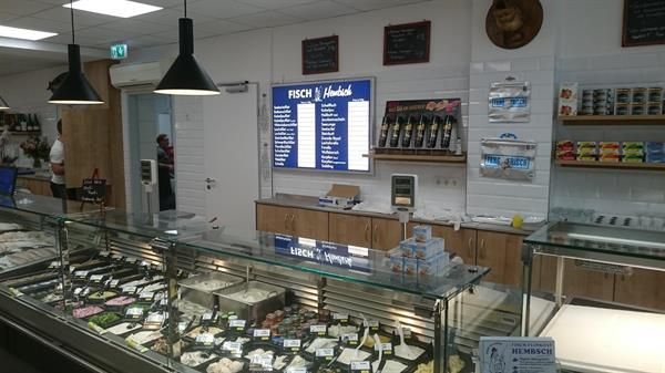 Ein Lebensmittelladen mit einer großen Vitrine voller Lebensmittel.