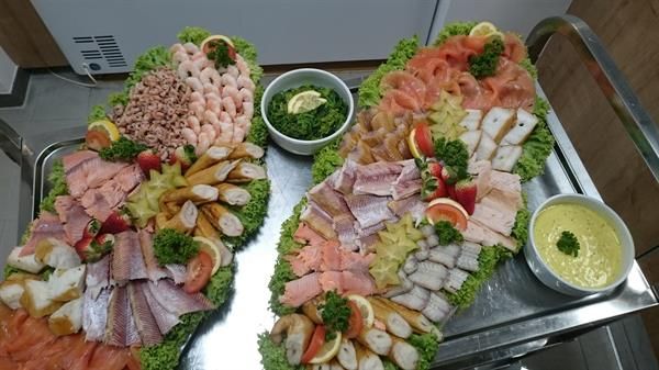 Ein Tablett mit verschiedenen Fleisch- und Gemüsesorten auf einem Tisch.