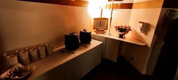 Eine Zimmerecke mit einem Tisch und einem Bild an der Wand