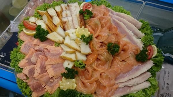 Ein Teller mit Fleisch und Gemüse auf einem Tisch.