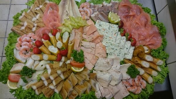 Ein großes Tablett mit vielen unterschiedlichen Speisen darauf.