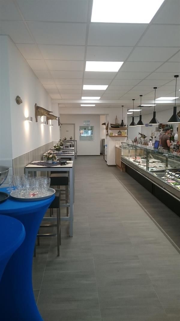 Ein langer Flur in einem Restaurant mit Tischen und Stühlen