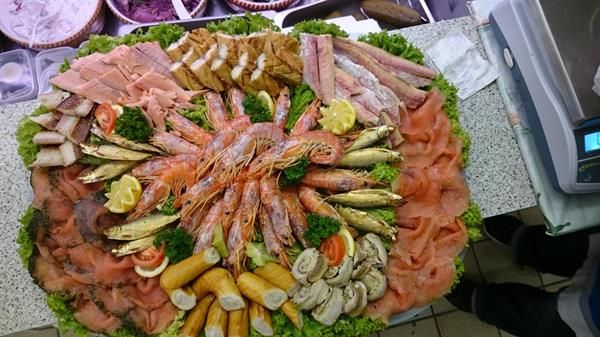 Auf einer Theke steht ein großes Tablett mit Essen.