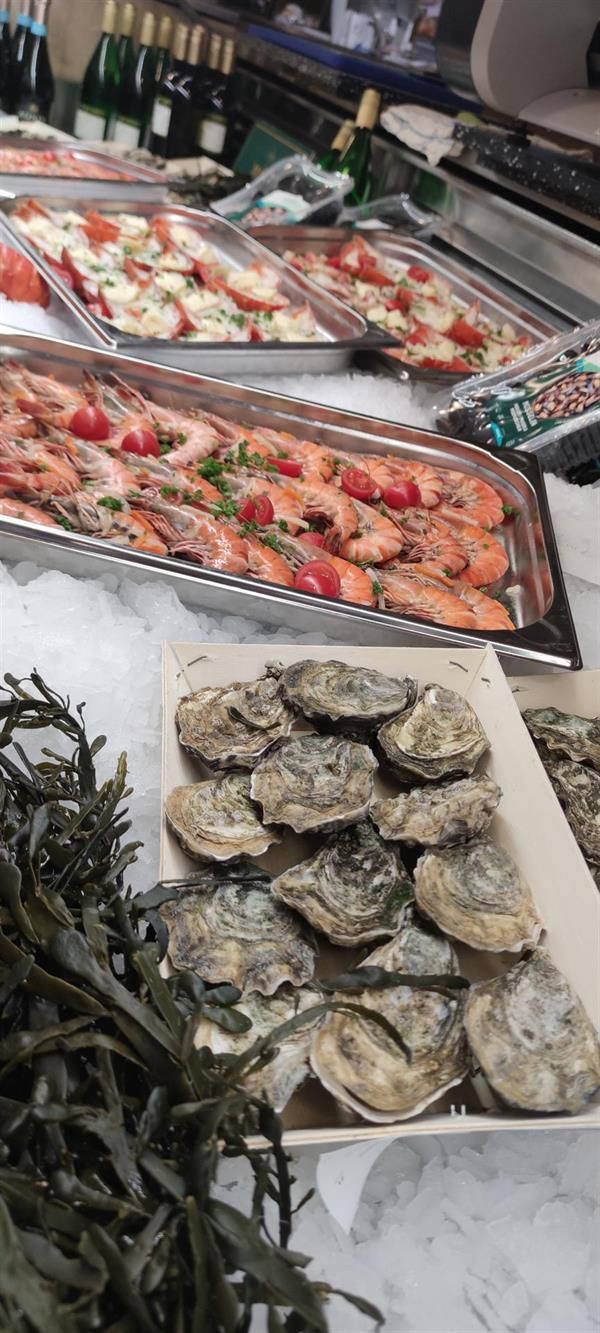 Ein Buffet mit Austern, Garnelen und anderen Meeresfrüchten auf Eis.