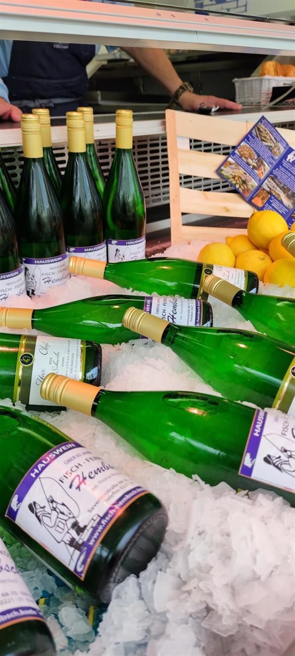 Viele grüne Flaschen Wein liegen auf Eis