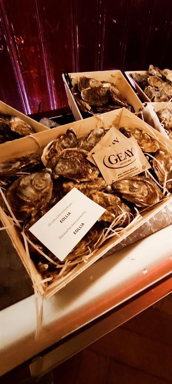 Eine Schachtel Austern mit einem Etikett, auf dem steht „ged“