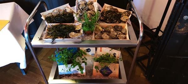 Ein silberner Wagen voller Austern und Kräuter