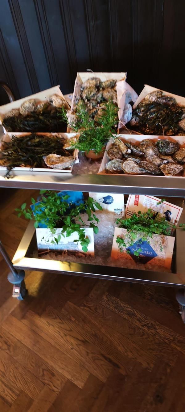 Auf einem Holztisch steht ein Tablett mit Essen.