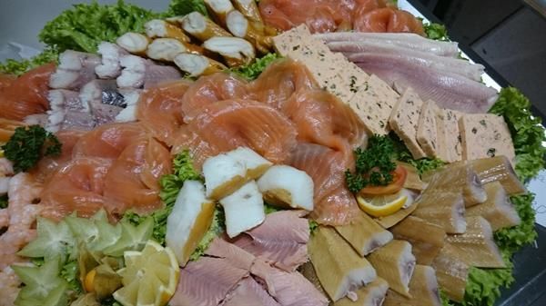 Auf einem Tablett auf einem Tisch liegen verschiedene Fleisch- und Gemüsesorten.