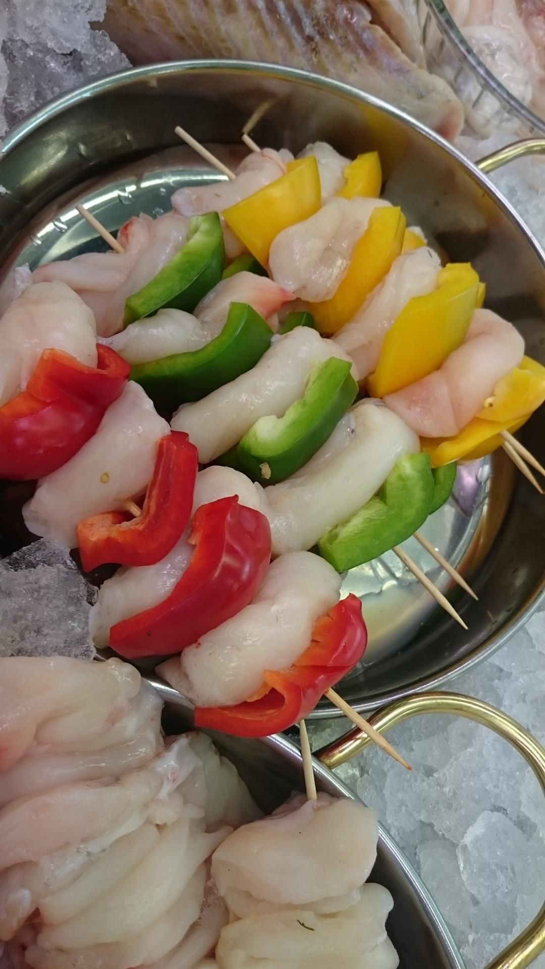 Eine Nahaufnahme von einem Teller mit Essen und Gemüse am Spieß