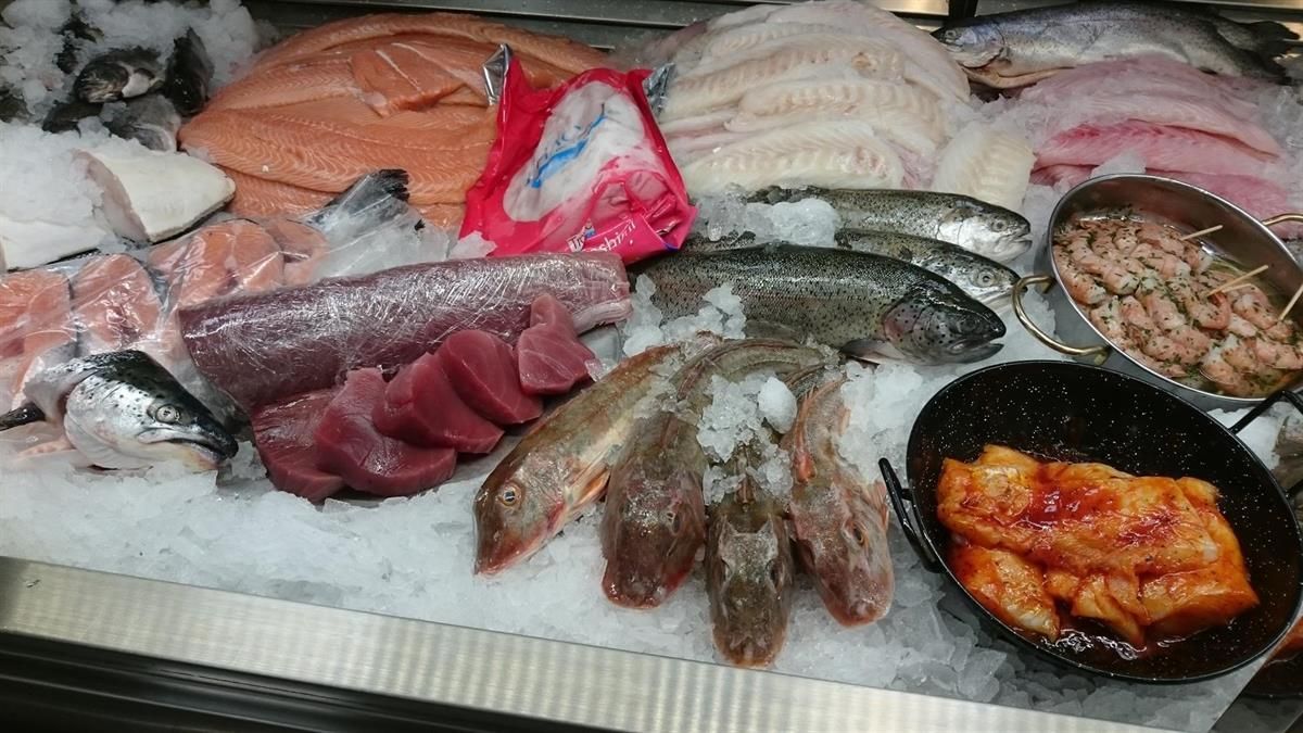 Eine Auswahl an Meeresfrüchten wird auf Eis präsentiert