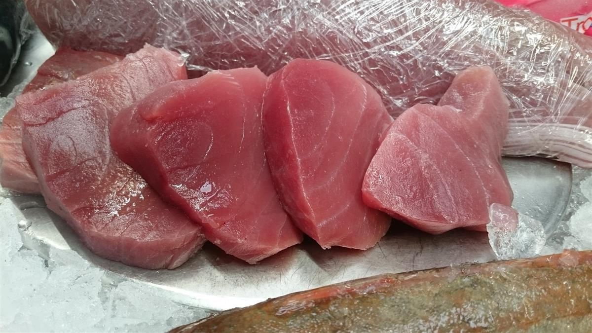 Eine Nahaufnahme von geschnittenem rotem Fleisch auf Eis