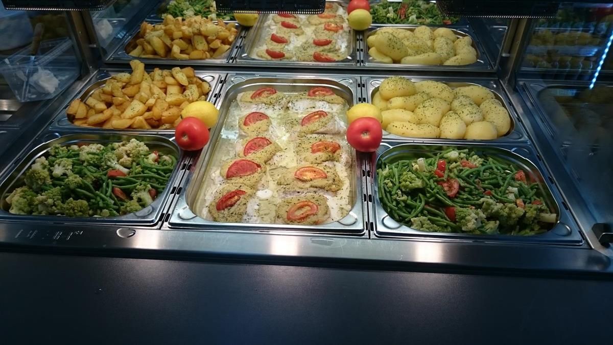 Eine Auswahl an Gemüse wird in einer Buffetlinie präsentiert