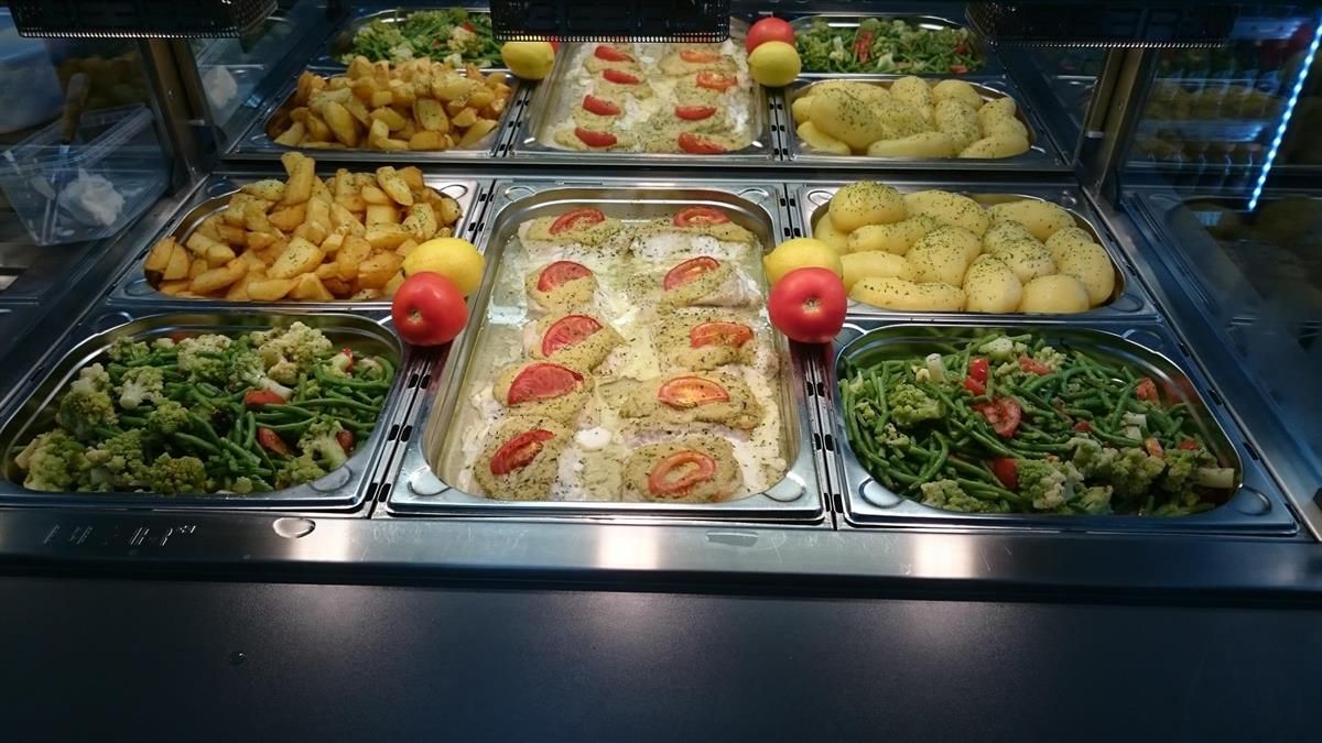 Eine Auswahl an Gemüse wird in einer Buffetlinie präsentiert