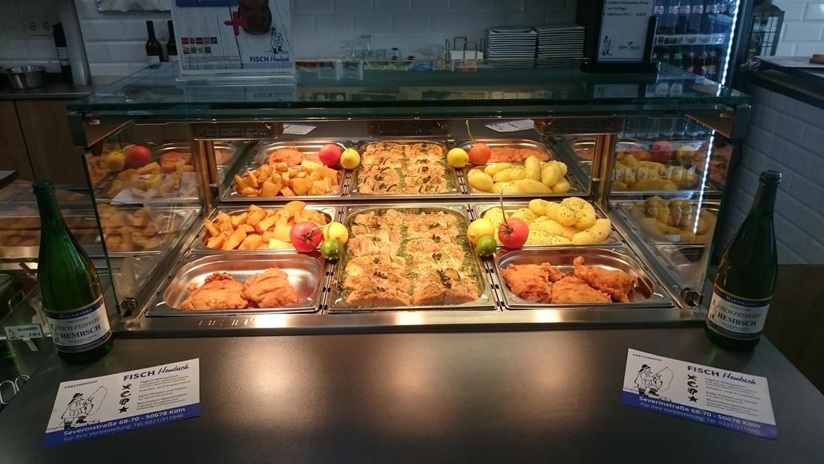 Eine Vitrine mit einer Auswahl an Lebensmitteln darauf