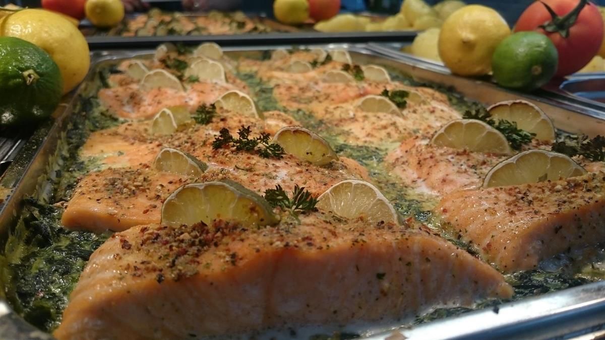 Ein Tablett mit Lachs und Zitronenscheiben darauf