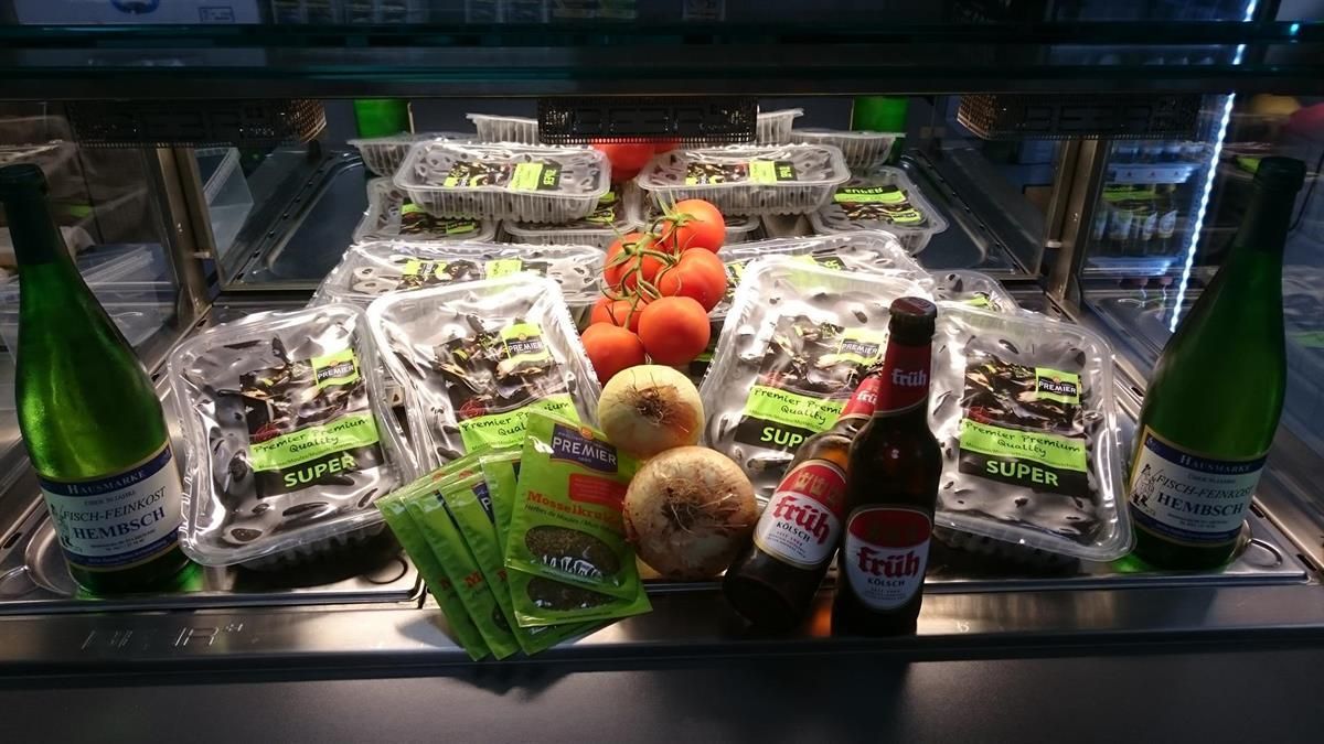 Eine Vitrine mit Speisen und Getränken, darunter eine Flasche Coca Cola