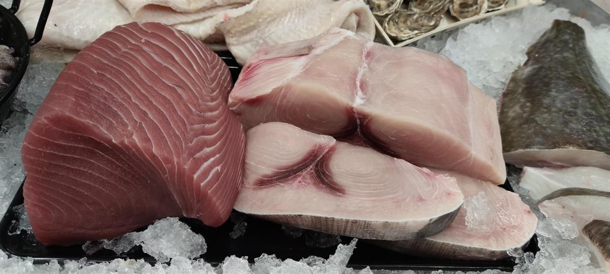 Mehrere Fleischstücke liegen auf Eis