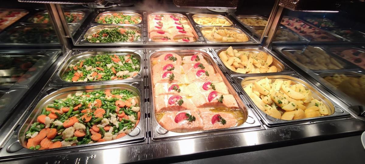 Ein Buffet mit vielen verschiedenen Speisen