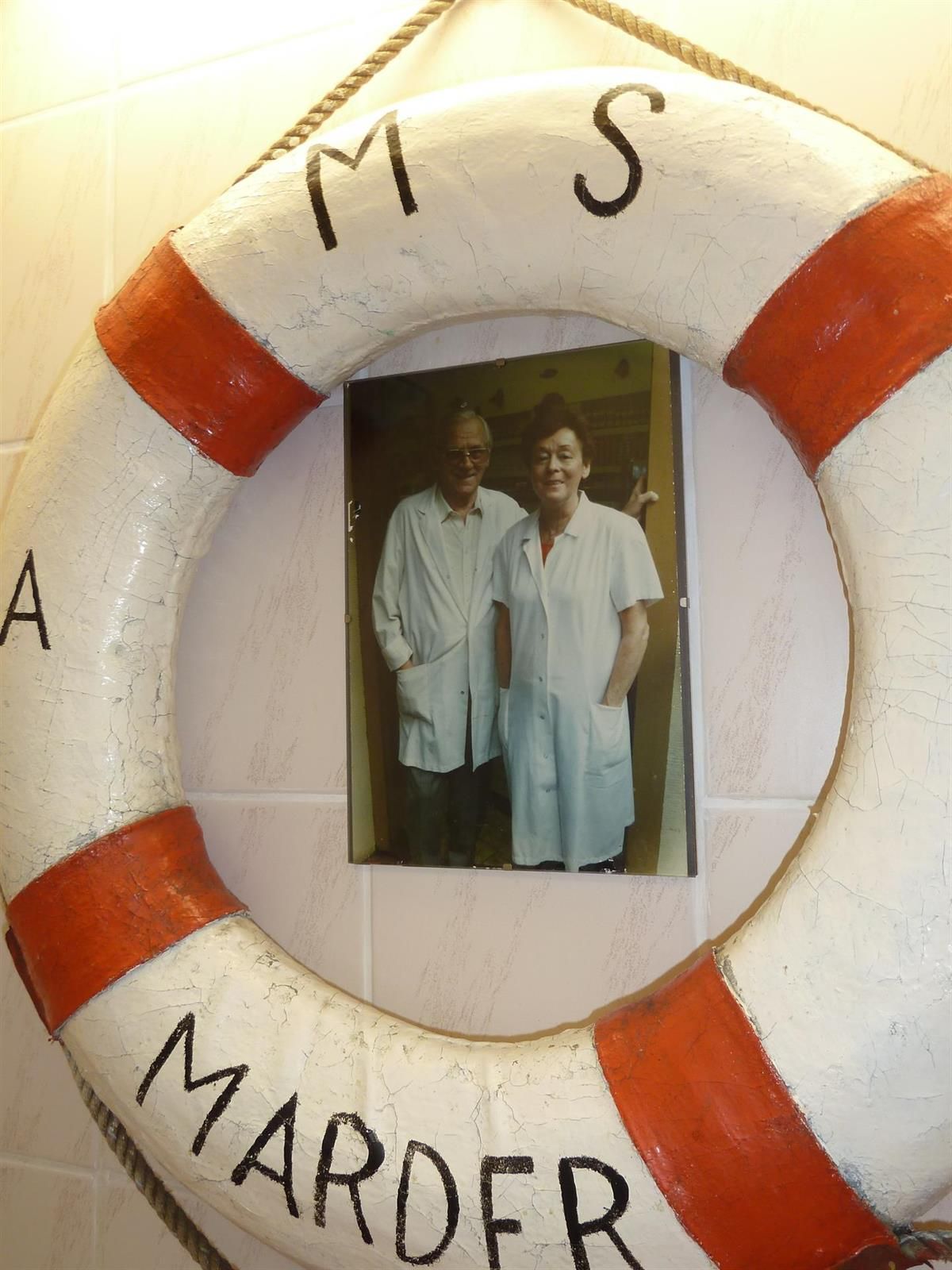 Ein Rettungsring mit dem Wort Marder darauf