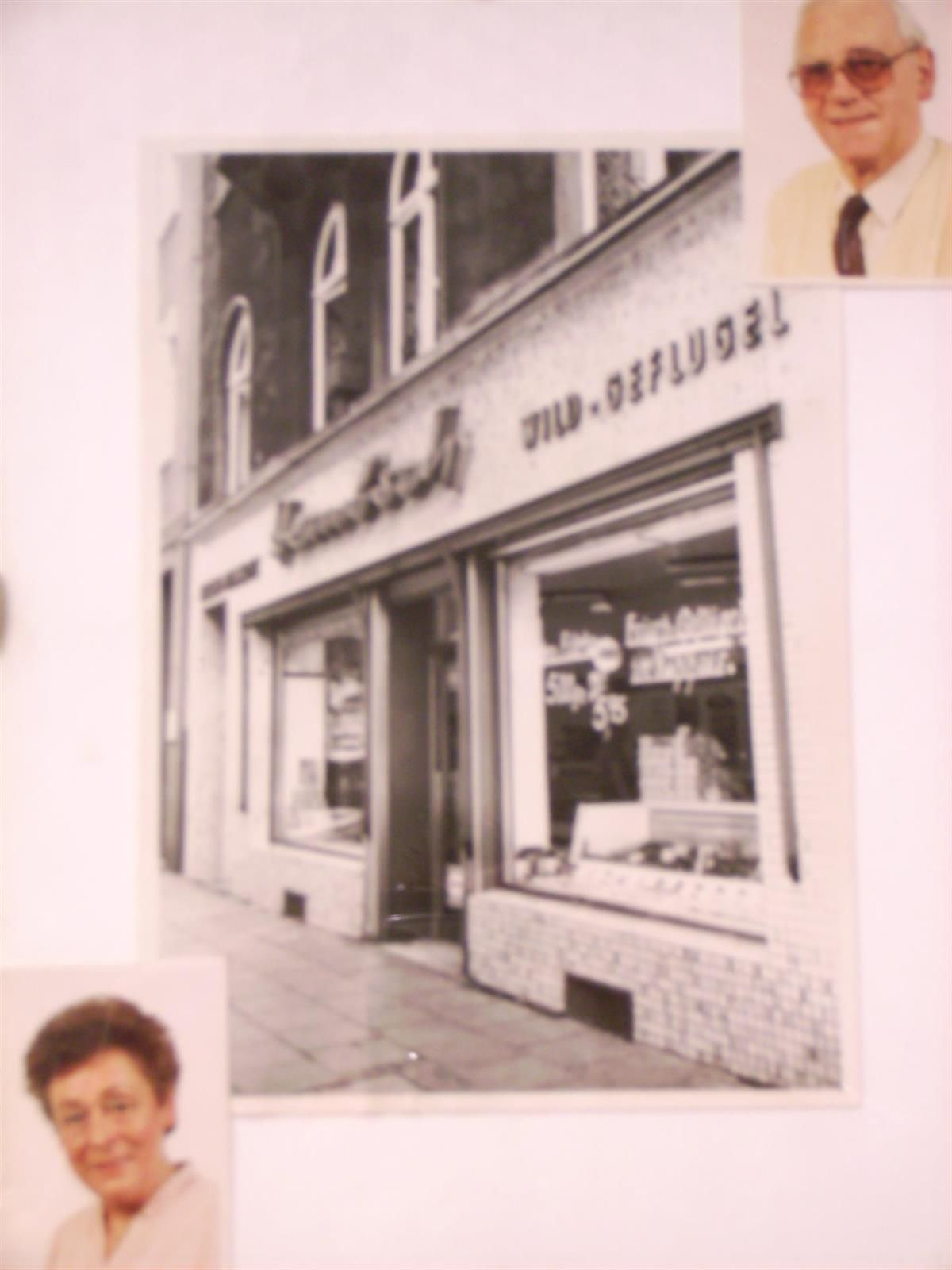 Ein Schwarzweißfoto eines Gebäudes mit dem Wort Geflügel darauf