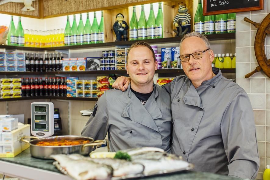 Zwei Männer posieren für ein Foto in einem Geschäft